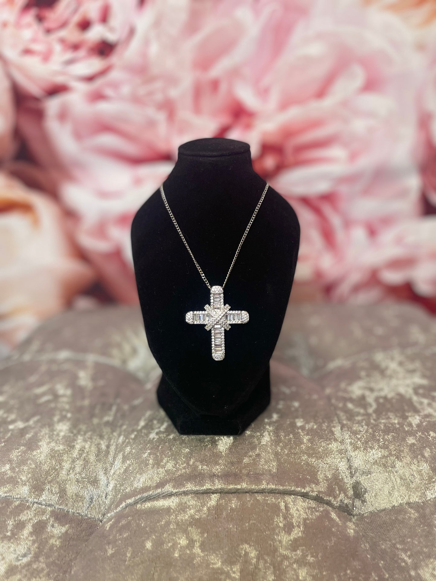 Medium cross with chain